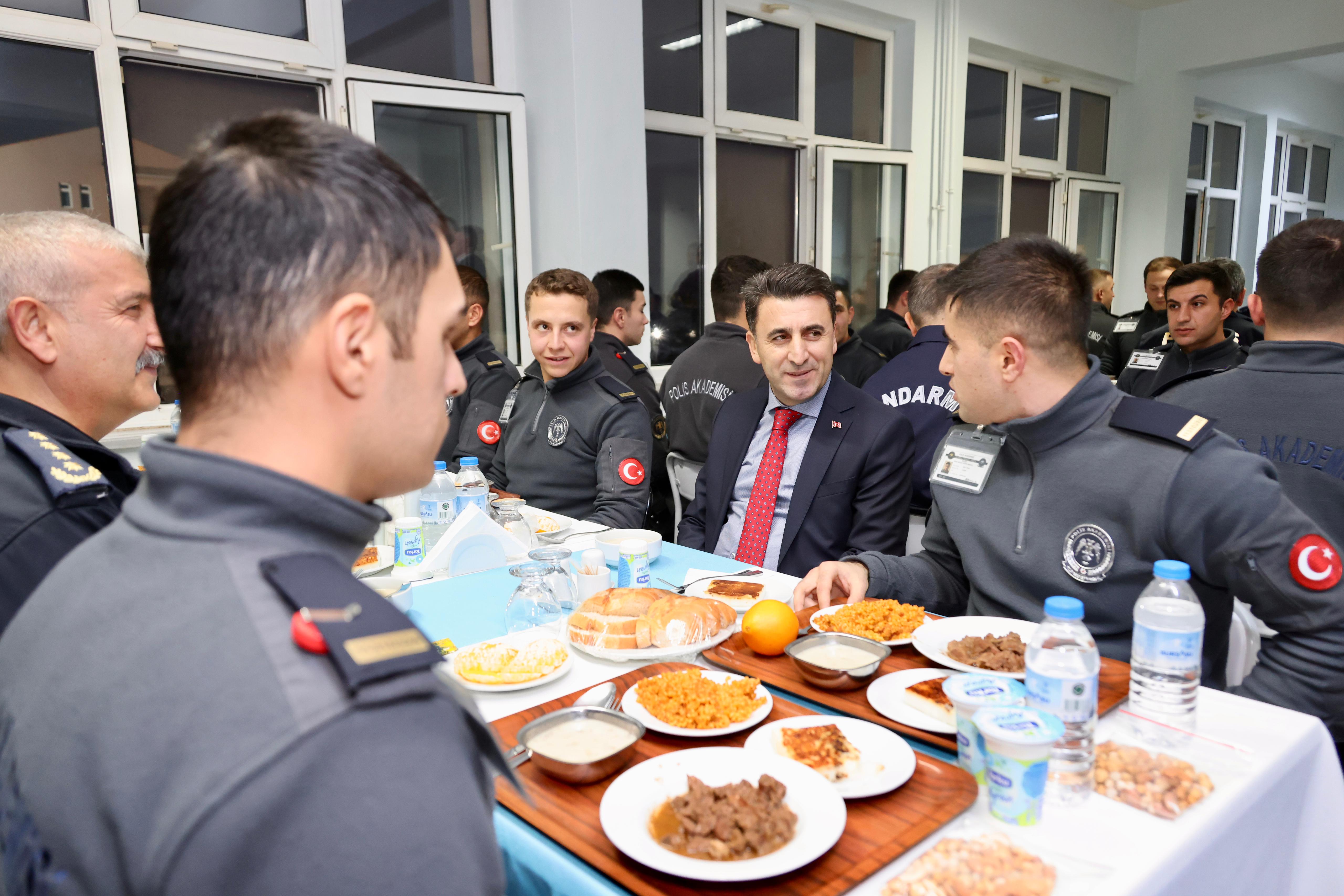 vali-aygolden-yilbasi-ziyaretleri2.jpg