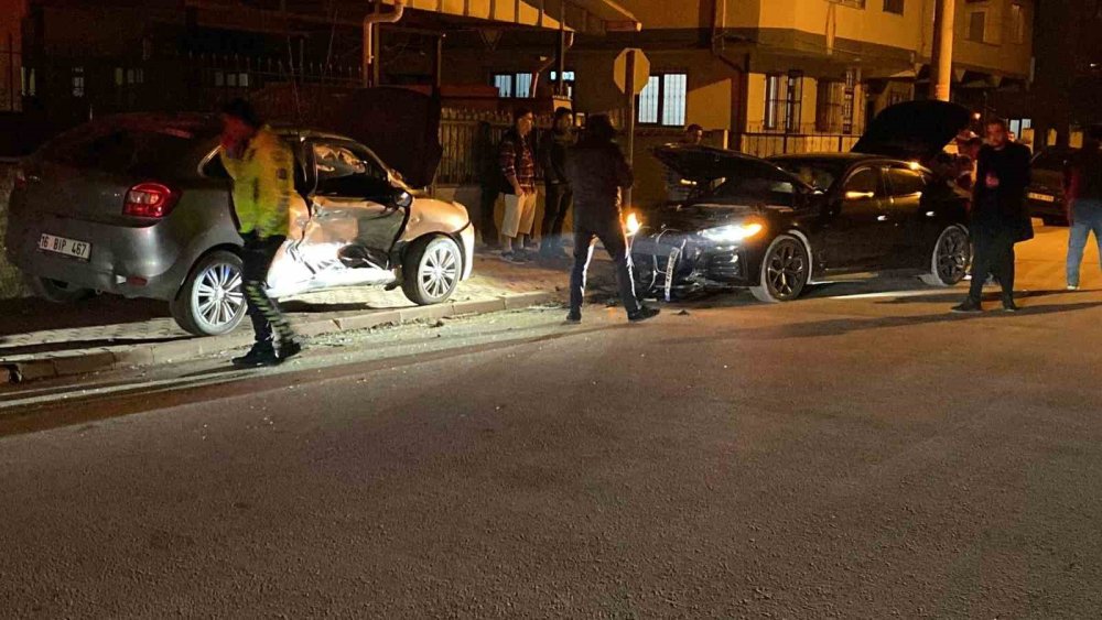 2 Otomobil Çarpıştı: 3 Yaralı