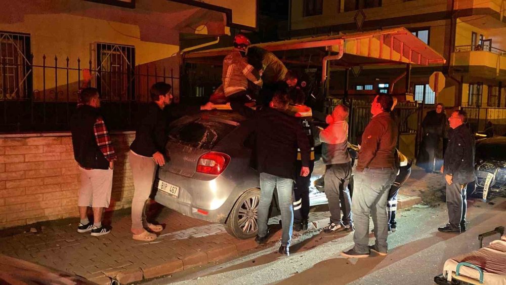 2 Otomobil Çarpıştı: 3 Yaralı