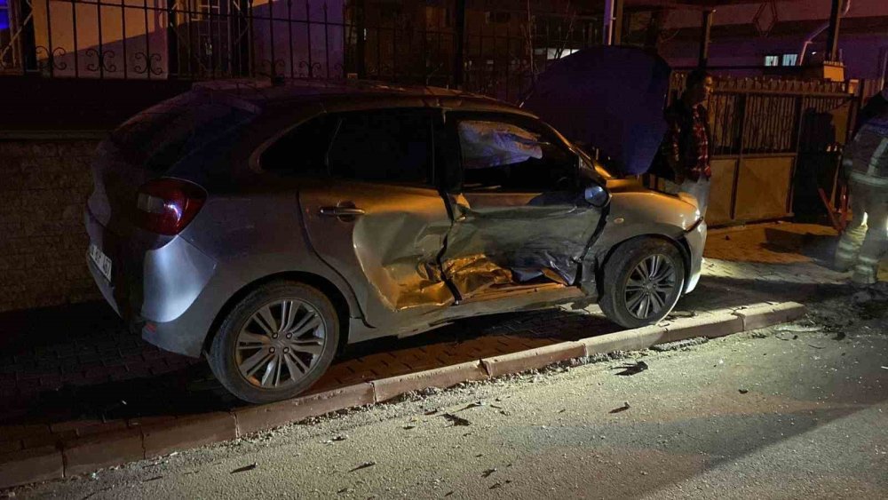 2 Otomobil Çarpıştı: 3 Yaralı