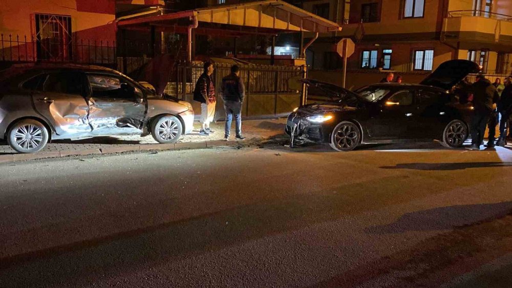 2 Otomobil Çarpıştı: 3 Yaralı
