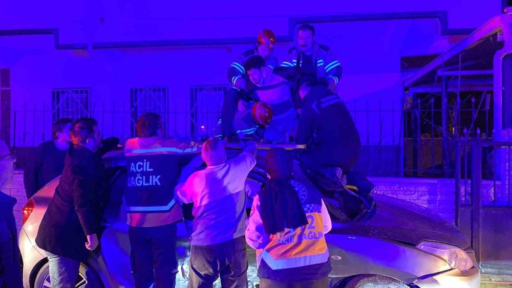 2 Otomobil Çarpıştı: 3 Yaralı
