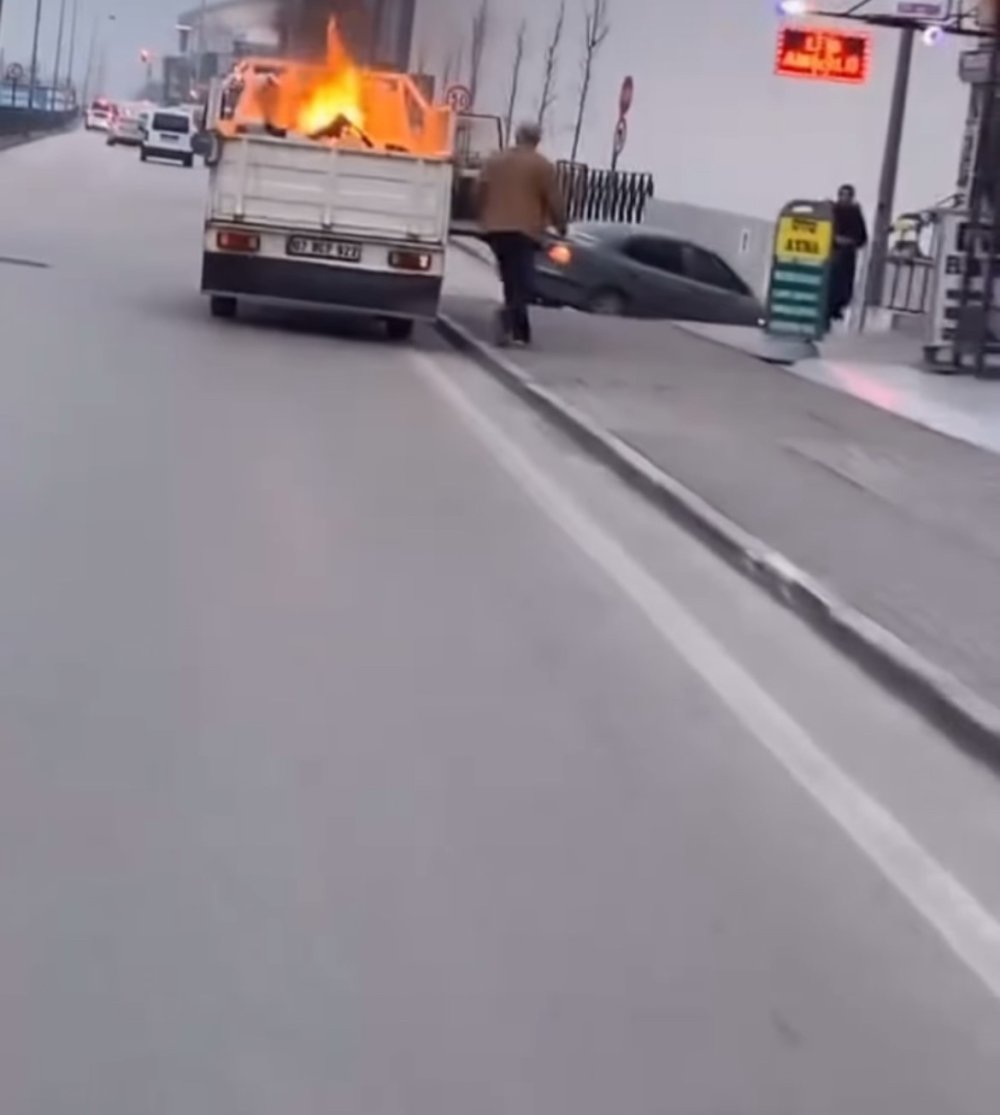 Attığı Sigara Kamyonetin Kasasındaki Malzemeleri Tutuşturdu