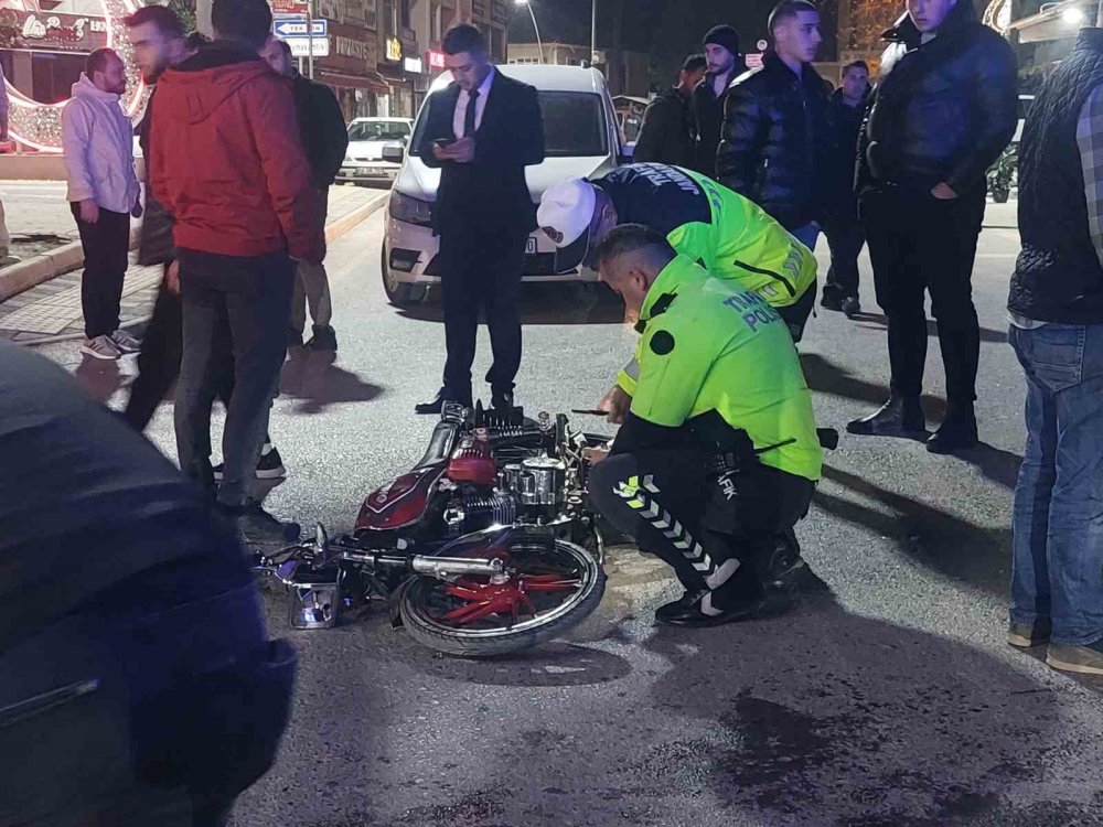Pikap İle Çarpışan Plakasız Motosikletin Sürücüsü Yaralandı