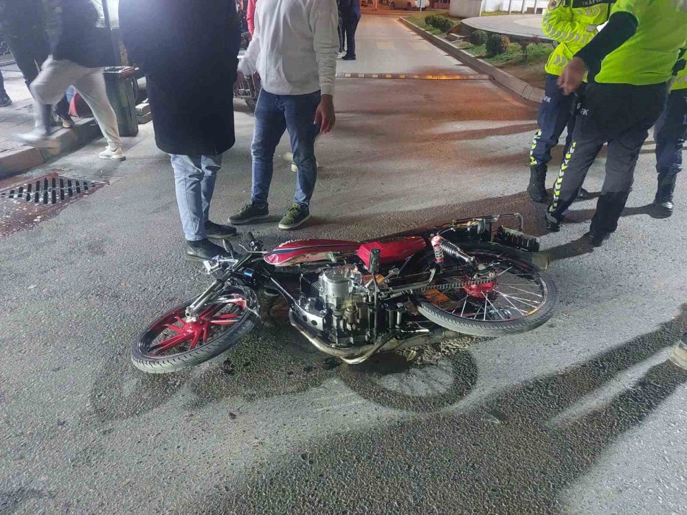 Pikap İle Çarpışan Plakasız Motosikletin Sürücüsü Yaralandı