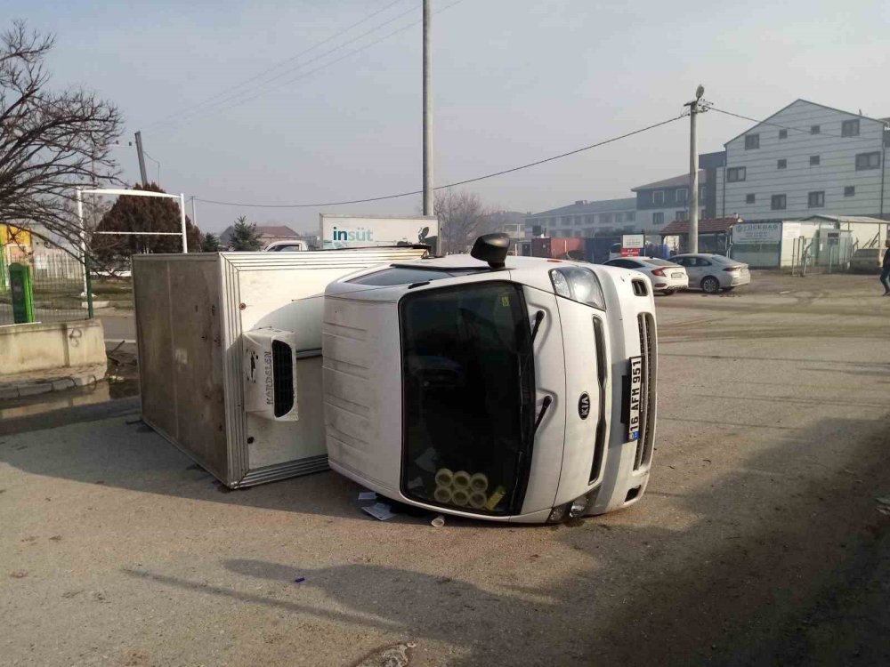 Otomobil İle Kamyonet Çarpıştı 2 sürücü de yaralandı