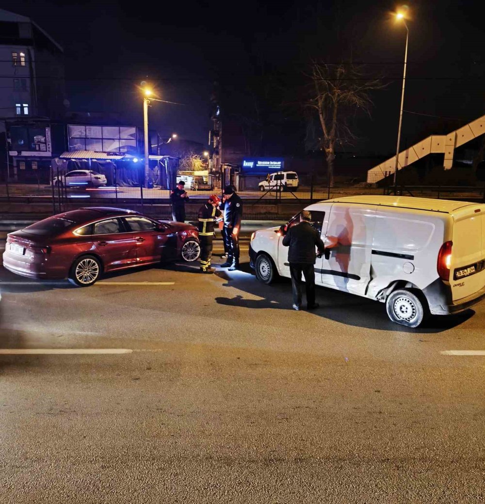 Otomobil Ticari Araca Çarptı: 1 Yaralı