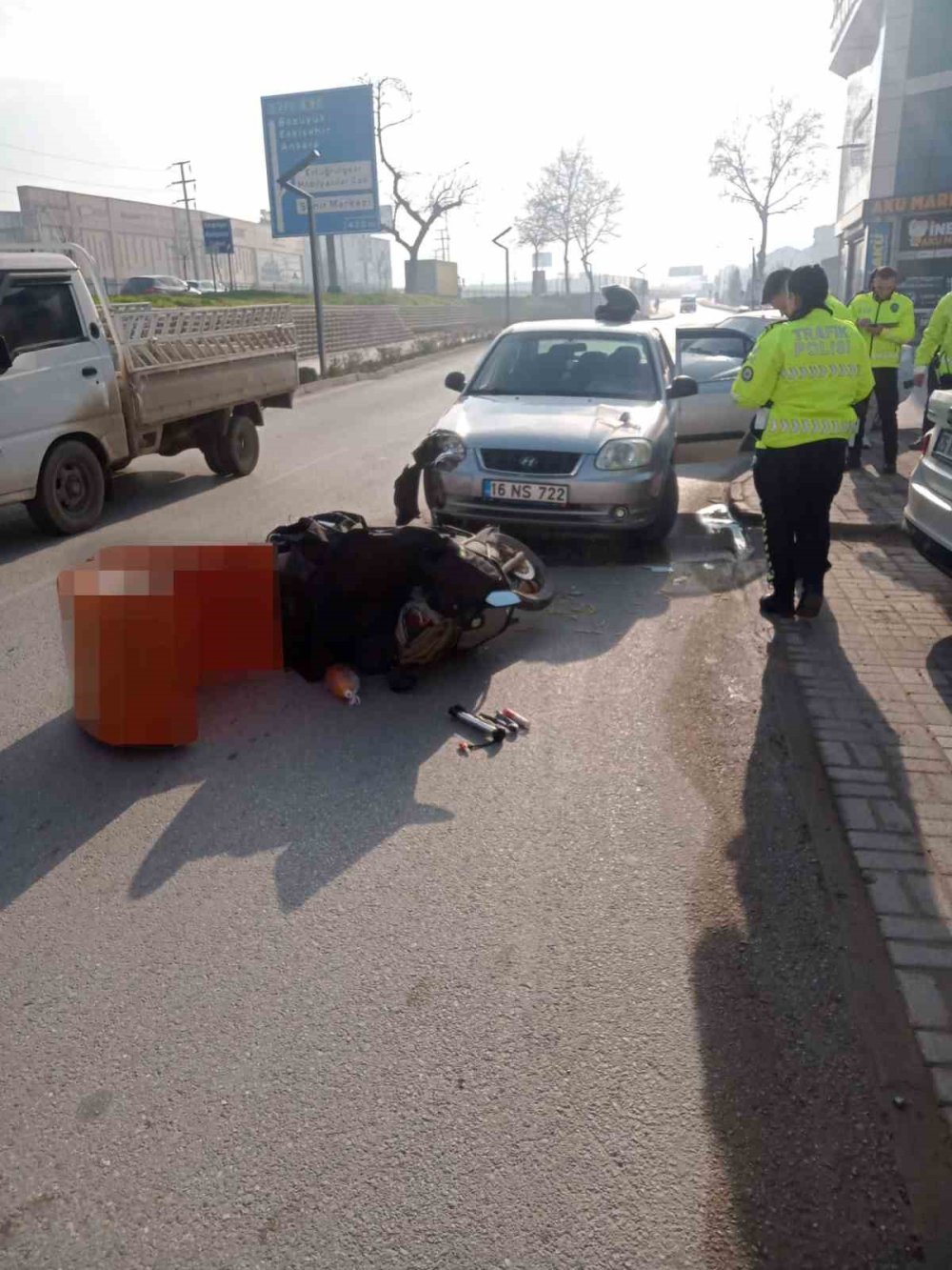 Motosiklet İle Otomobil Kafa Kafaya Çarpıştı