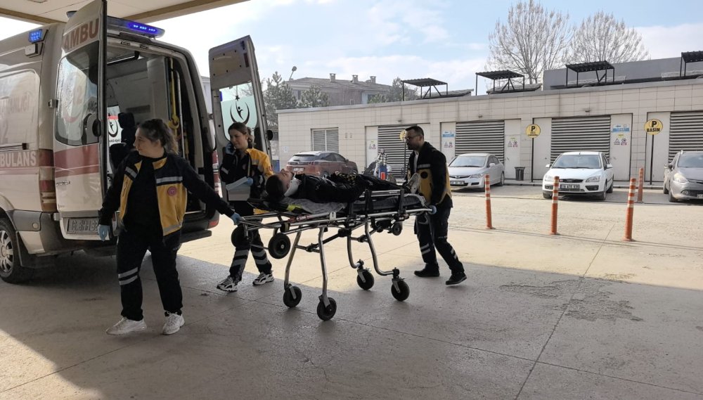 Motosiklet İle Otomobil Kafa Kafaya Çarpıştı