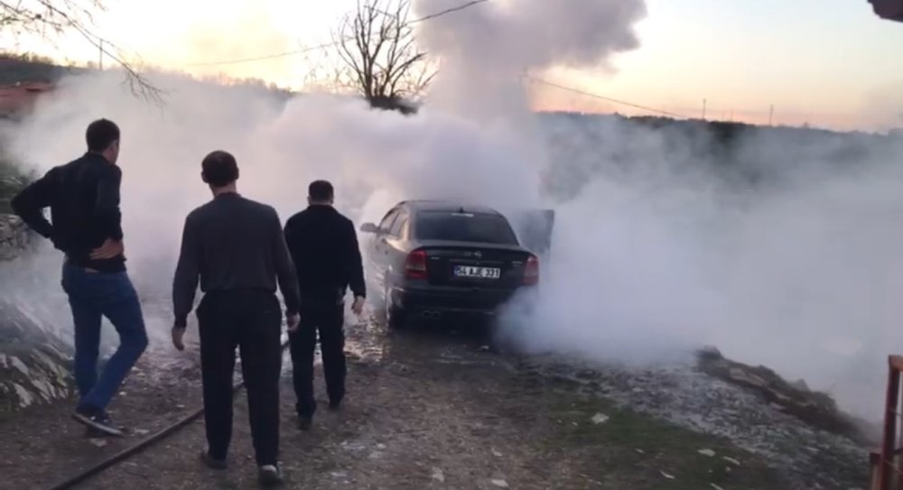 Park Halindeki Otomobil Alev Alev Yandı
