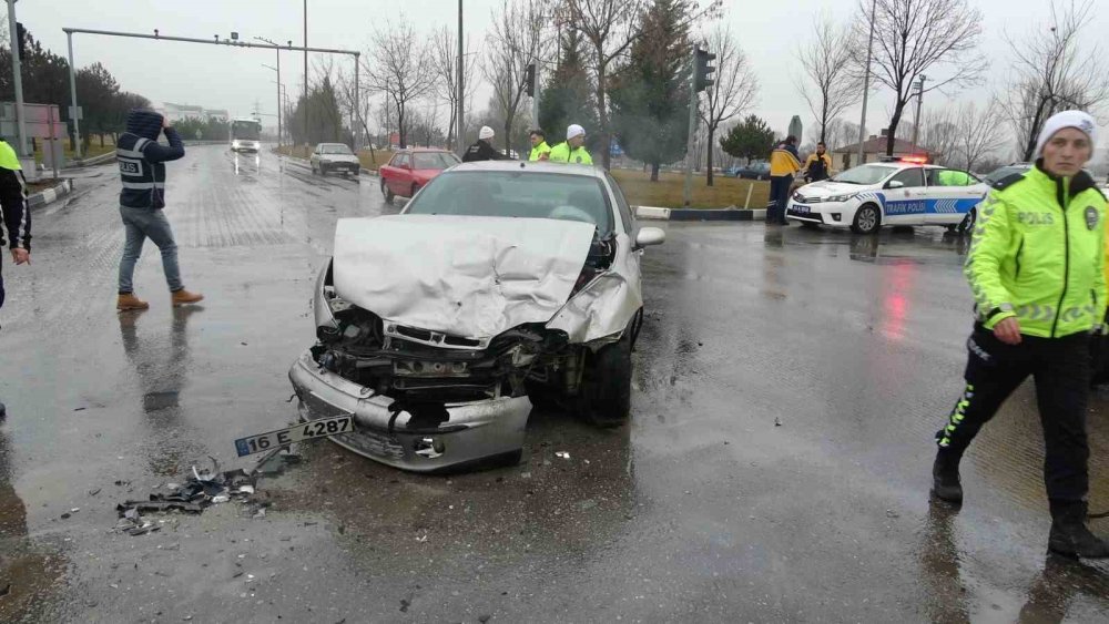 Ambulansla Otomobil Çarpıştı: 1 Kişi Yaralandı