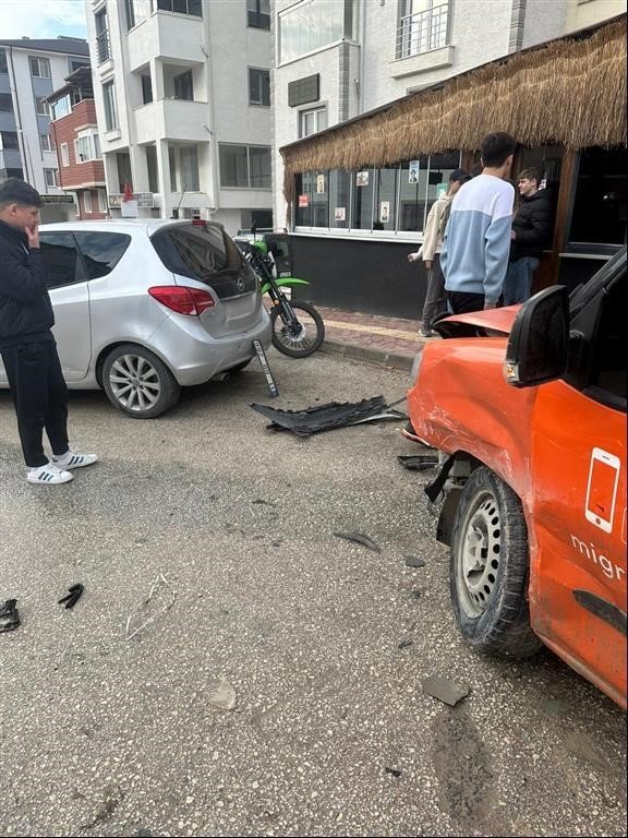 Meydana Gelen Kazada Şans Eseri Ölen Veya Yaralanan Olmadı