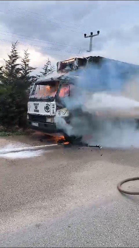 Çıkan Yangını Mahalle Muhtarı Söndürdü
