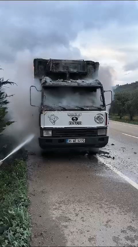 Çıkan Yangını Mahalle Muhtarı Söndürdü