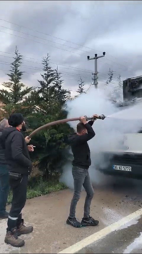 Çıkan Yangını Mahalle Muhtarı Söndürdü