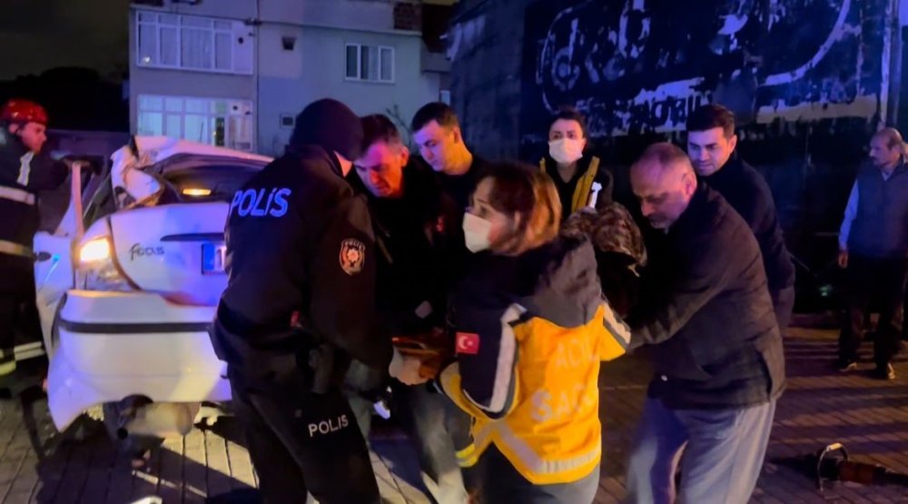 Kontrolden Çıkan Otomobil Korkuluklarda Asılı Kaldı!
