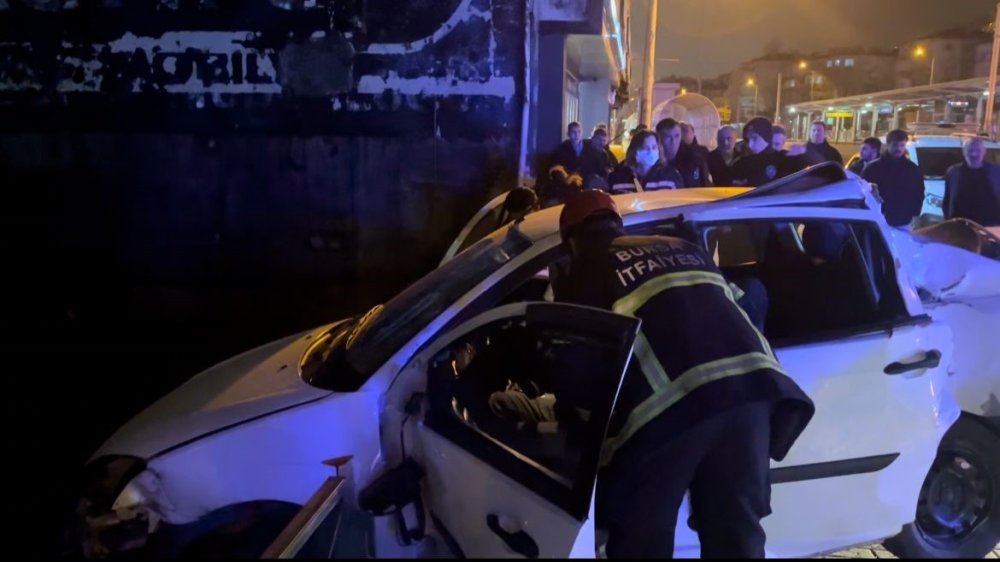 Kontrolden Çıkan Otomobil Korkuluklarda Asılı Kaldı!