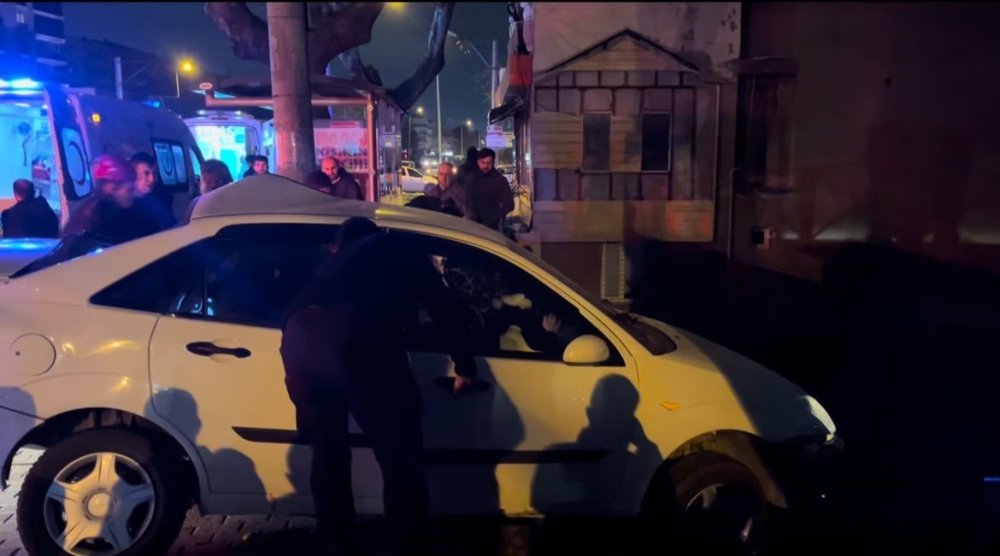 Kontrolden Çıkan Otomobil Korkuluklarda Asılı Kaldı!