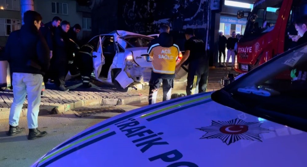 Kontrolden Çıkan Otomobil Korkuluklarda Asılı Kaldı!
