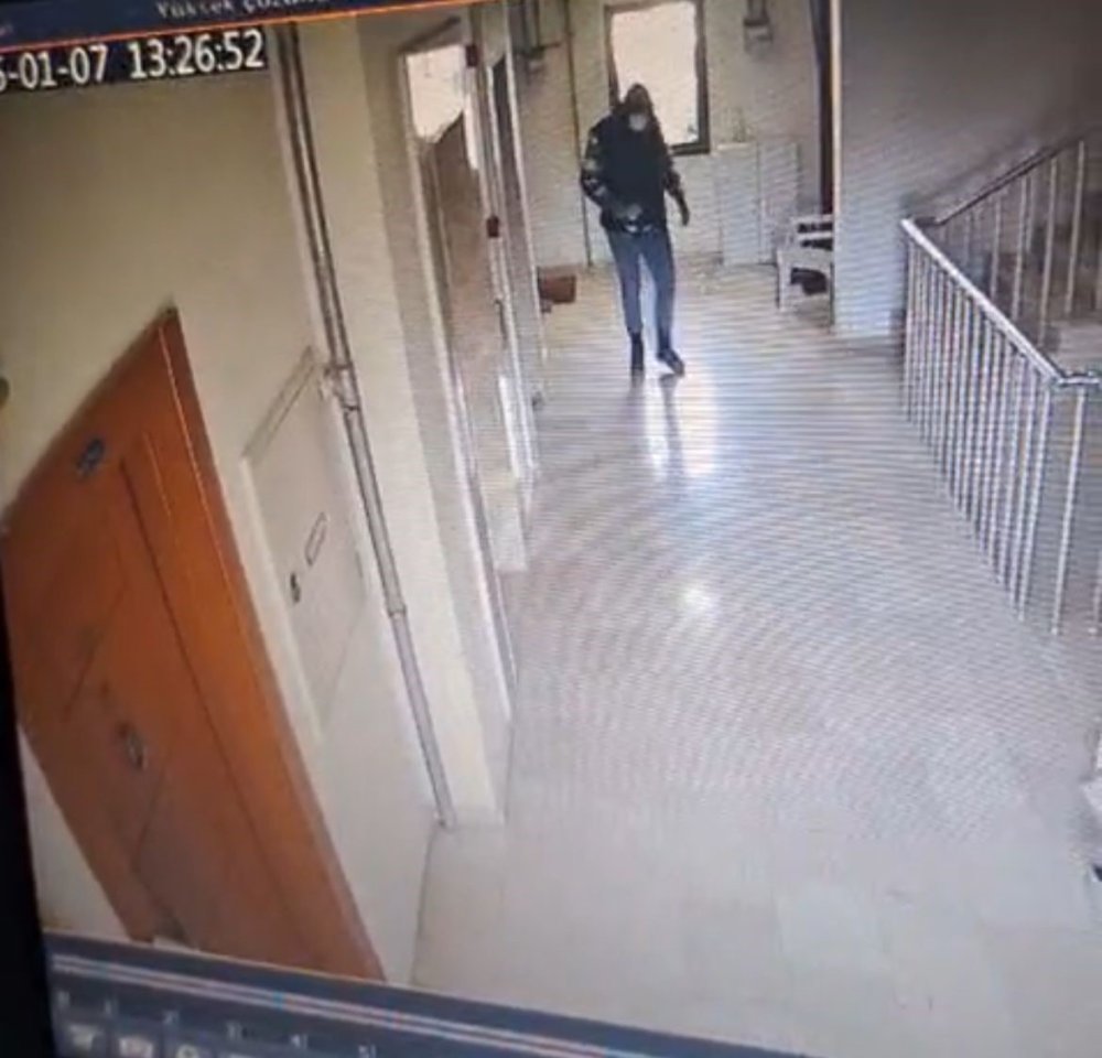 Yaşlı Kadını ‘Polis’ Diyerek Kandırıp 1 Milyon 500 Bin Lira Dolandırdı