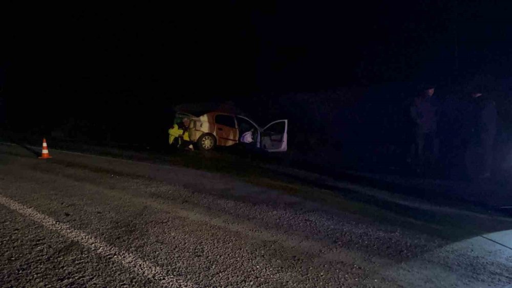 İki Araç Kafa Kafaya Çarpıştı: 1 Ölü, 5 Yaralı