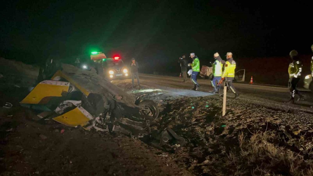 İki Araç Kafa Kafaya Çarpıştı: 1 Ölü, 5 Yaralı