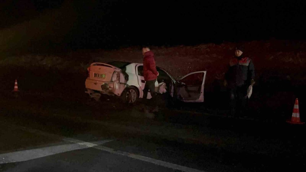 İki Araç Kafa Kafaya Çarpıştı: 1 Ölü, 5 Yaralı