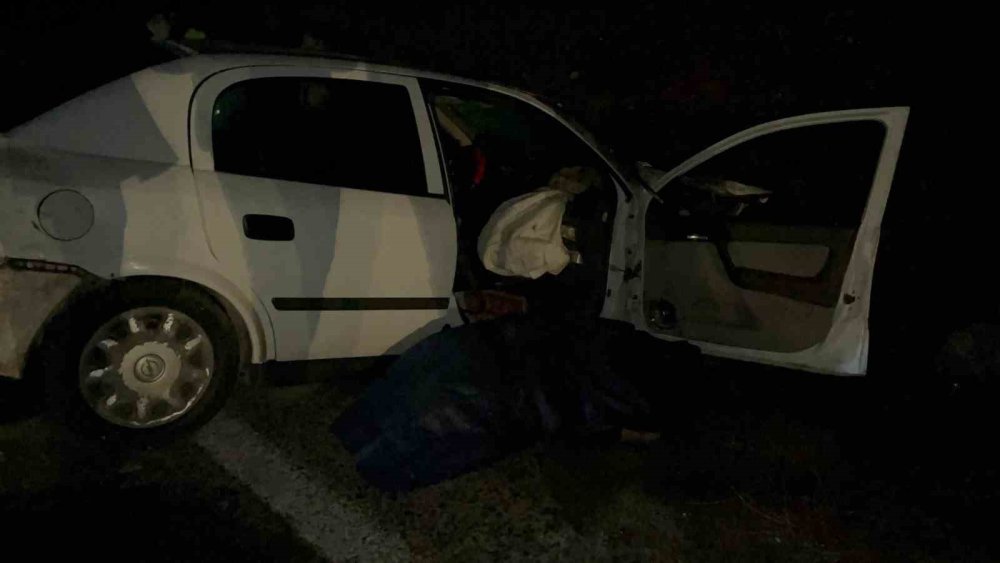 İki Araç Kafa Kafaya Çarpıştı: 1 Ölü, 5 Yaralı