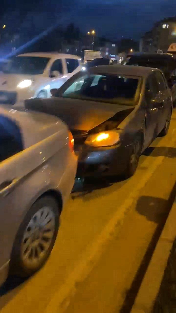 Zincirleme Kaza: 2 Yaralı