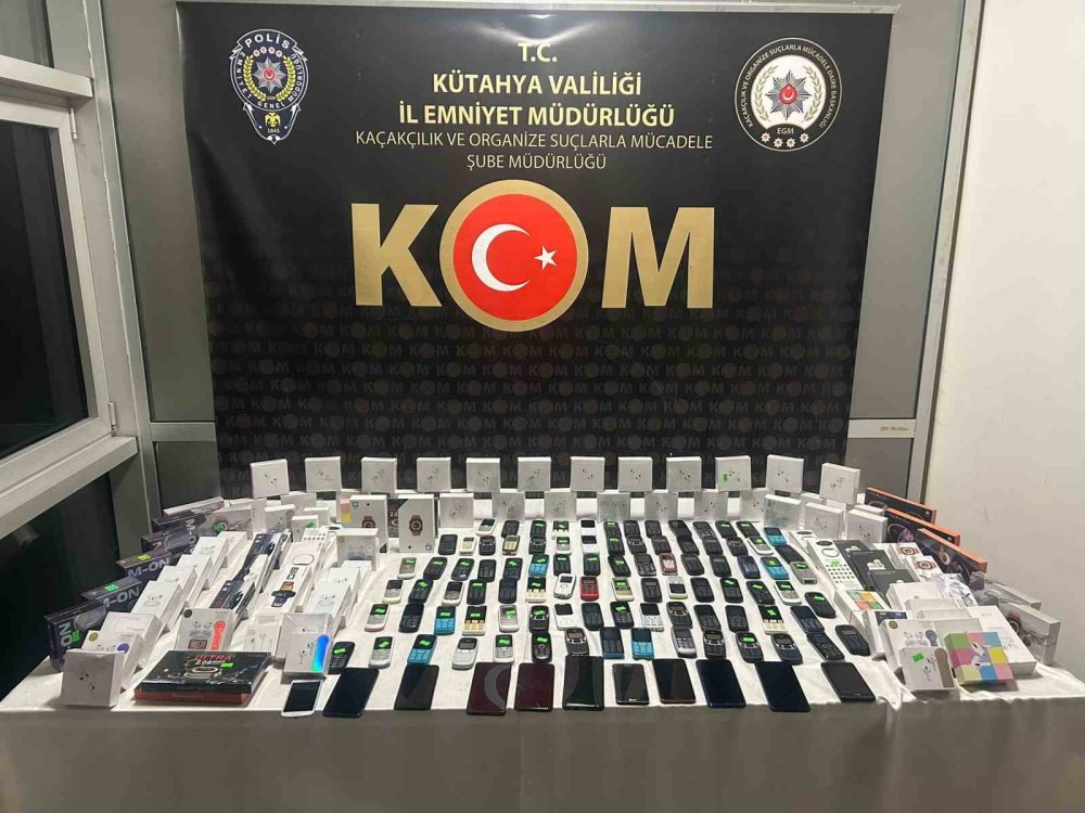Gümrük Kaçağı 102 Telefon Ve 25 Akıllı Saat Ele Geçirildi