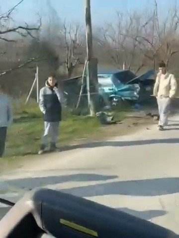 Kontrolden Çıkan Otomobil Direğe Çarpıp Tarlaya Uçtu