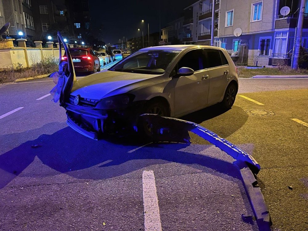 Otomobilin Kapısı, Çarpıştığı Aracın Farında Asılı Kaldı
