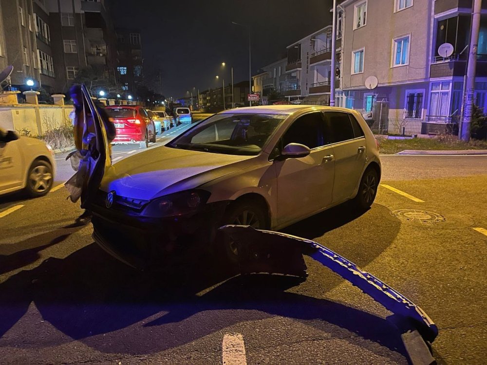 Otomobilin Kapısı, Çarpıştığı Aracın Farında Asılı Kaldı