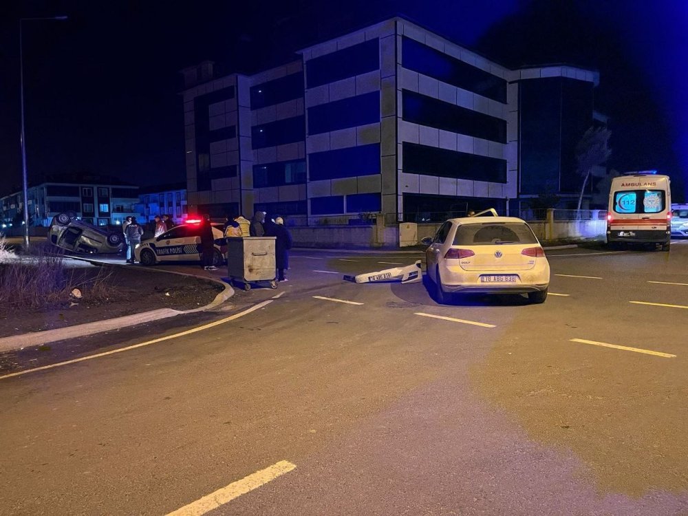 Otomobilin Kapısı, Çarpıştığı Aracın Farında Asılı Kaldı