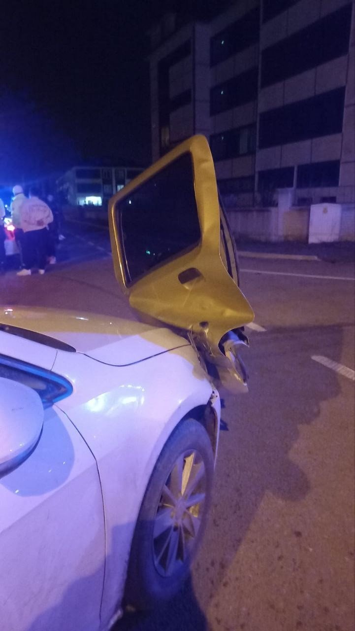 Otomobilin Kapısı, Çarpıştığı Aracın Farında Asılı Kaldı
