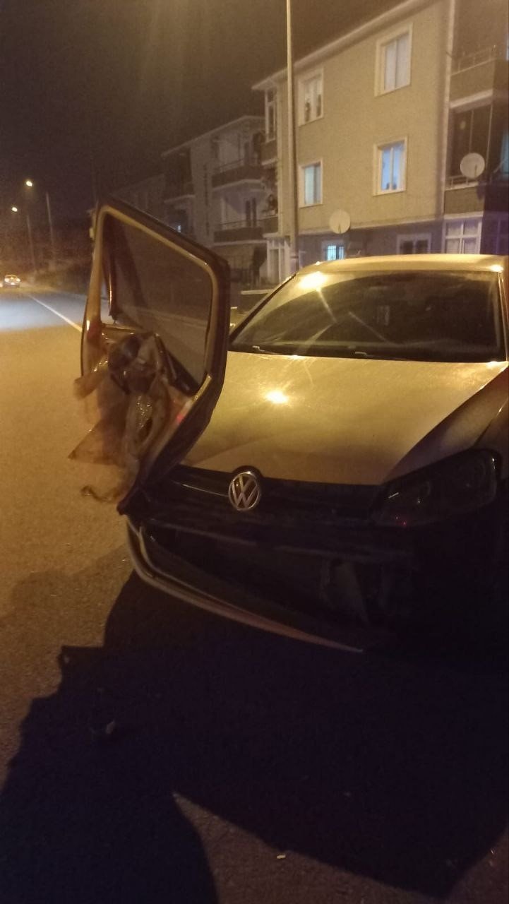 Otomobilin Kapısı, Çarpıştığı Aracın Farında Asılı Kaldı