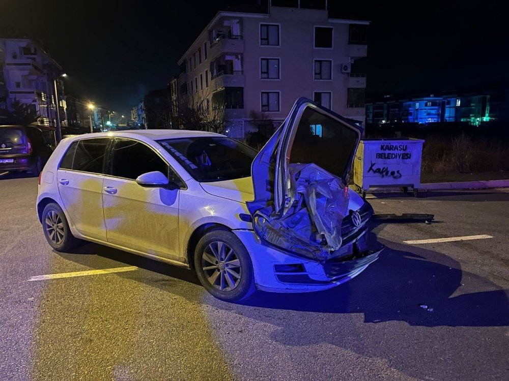 Otomobilin Kapısı, Çarpıştığı Aracın Farında Asılı Kaldı