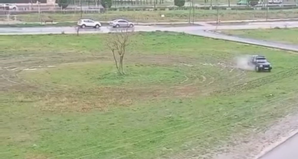 Yeşillik Alanda Drift Attı