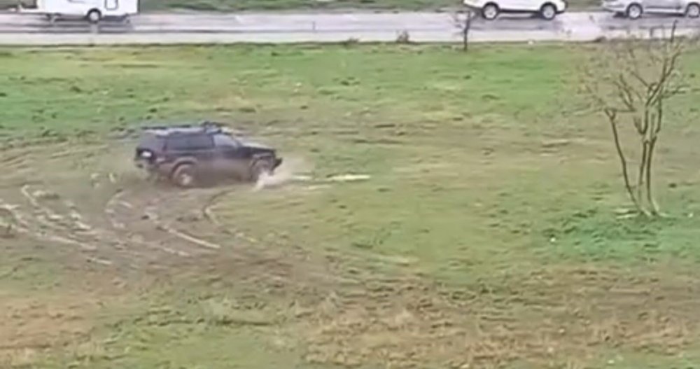 Yeşillik Alanda Drift Attı