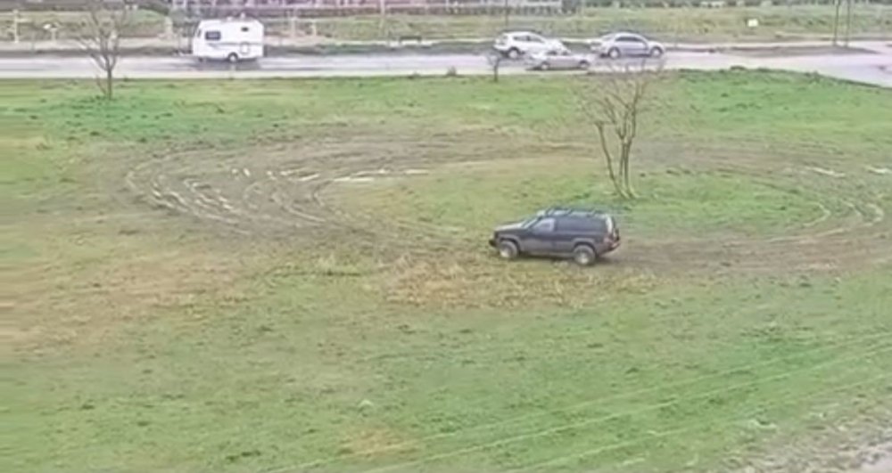 Yeşillik Alanda Drift Attı