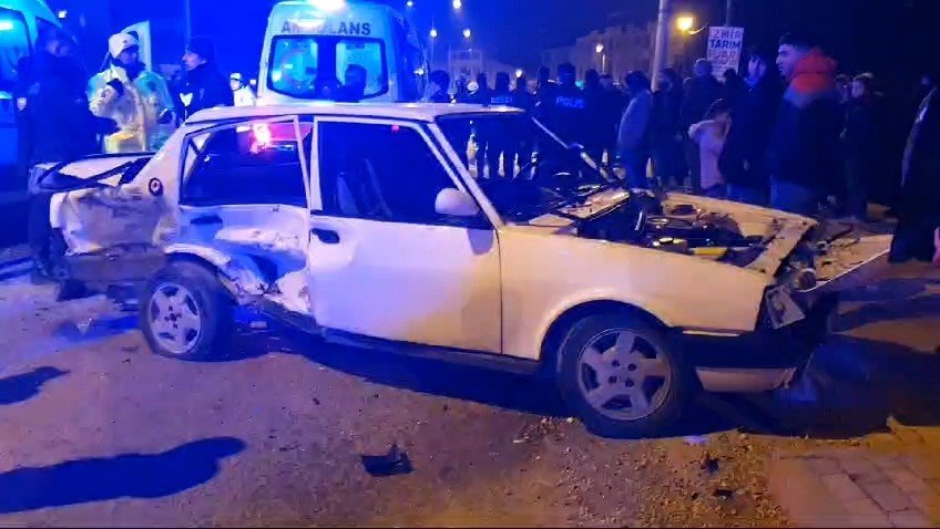 Kavşakta 2 Otomobil Çarpıştı: 2’si Ağır 4 Yaralı