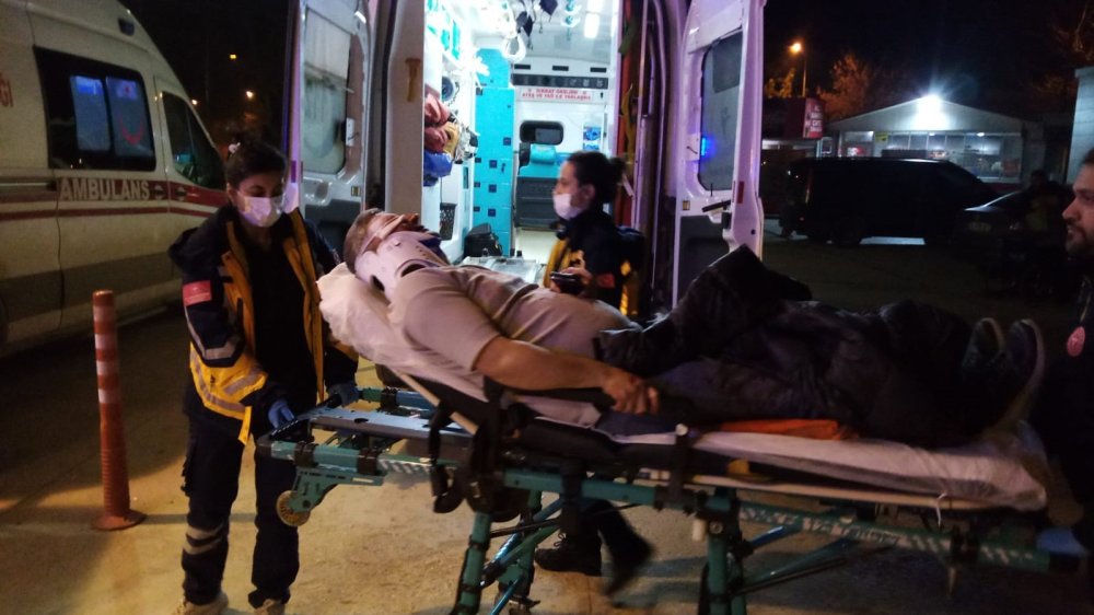 Kavşakta 2 Otomobil Çarpıştı: 2’si Ağır 4 Yaralı
