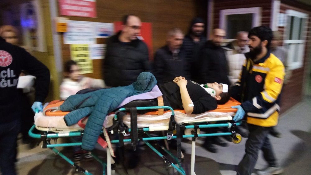 Kavşakta 2 Otomobil Çarpıştı: 2’si Ağır 4 Yaralı