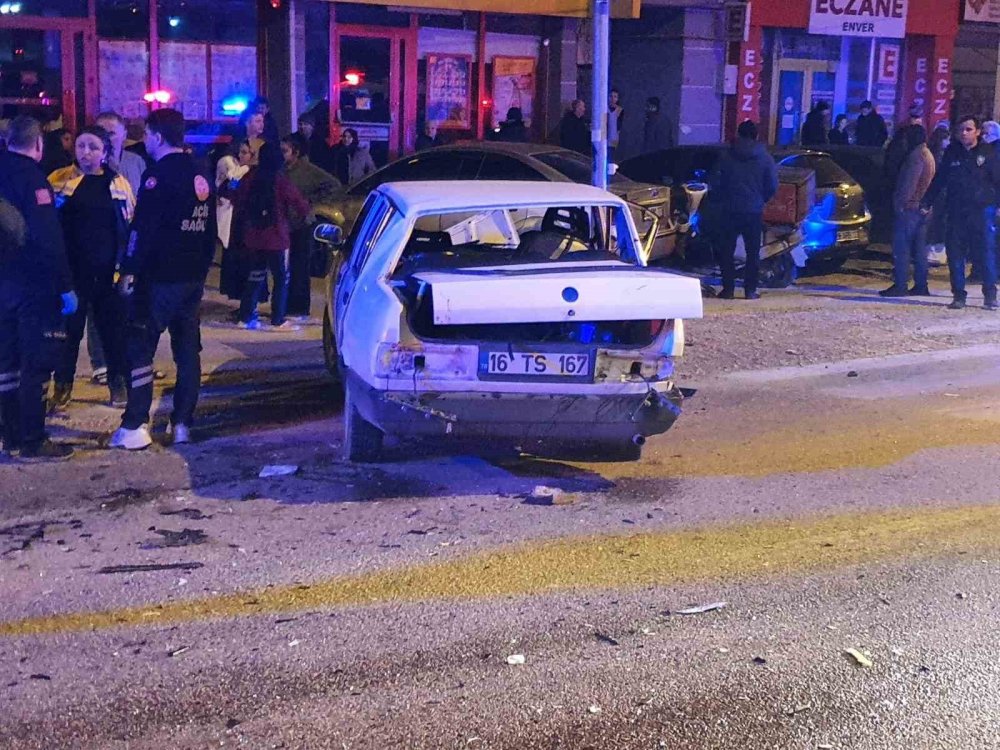 Kavşakta 2 Otomobil Çarpıştı: 2’si Ağır 4 Yaralı