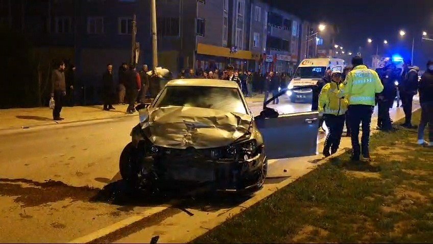 Kavşakta 2 Otomobil Çarpıştı: 2’si Ağır 4 Yaralı