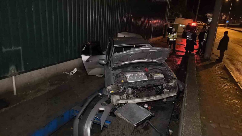 Bıçaklı Kavga Sonrası Olay Yerinden Kaçan Şüpheliler Kaza Yaptı: 1 Ölü, 2 Yaralı