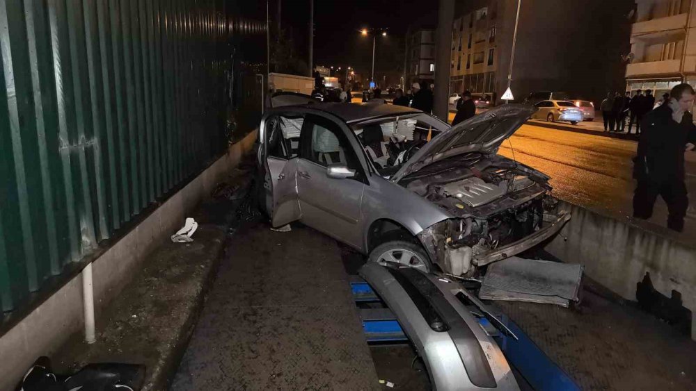 Bıçaklı Kavga Sonrası Olay Yerinden Kaçan Şüpheliler Kaza Yaptı: 1 Ölü, 2 Yaralı