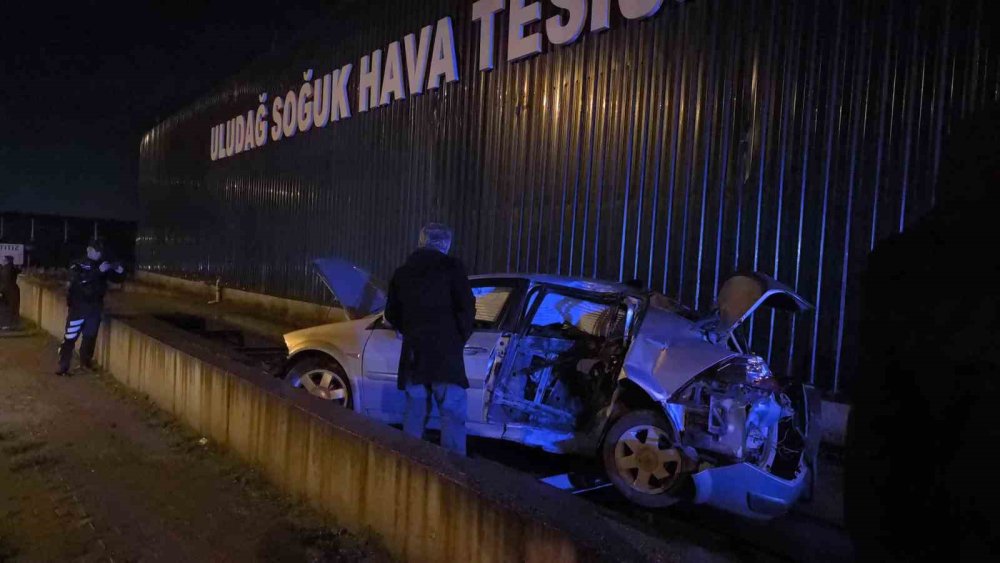 Bıçaklı Kavga Sonrası Olay Yerinden Kaçan Şüpheliler Kaza Yaptı: 1 Ölü, 2 Yaralı