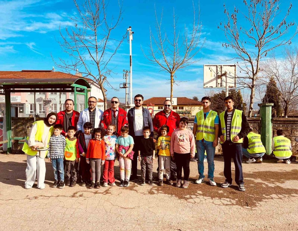El Ele Verip İlkokulun Duvarlarını Boyadılar