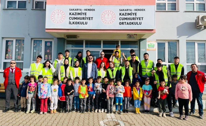 El Ele Verip İlkokulun Duvarlarını Boyadılar